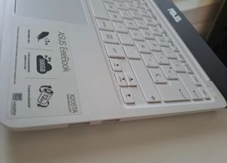 Ordenador ASUS blanco