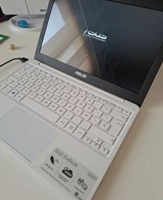 Ordenador ASUS blanco