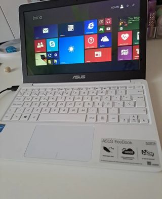 Ordenador ASUS blanco