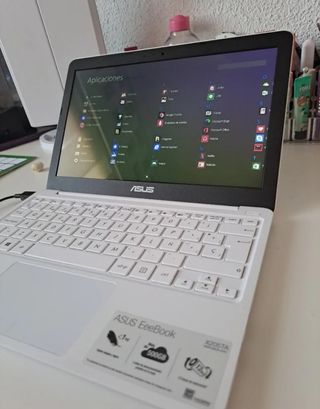 Ordenador ASUS blanco