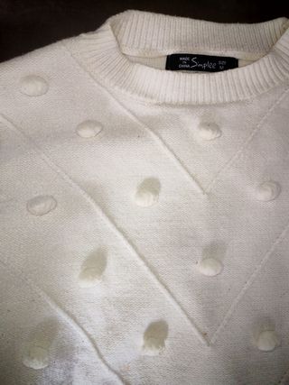 Jersey blanco con pompones