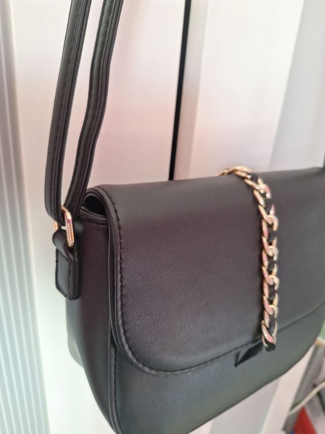 Bolso bandolera negro y dorado