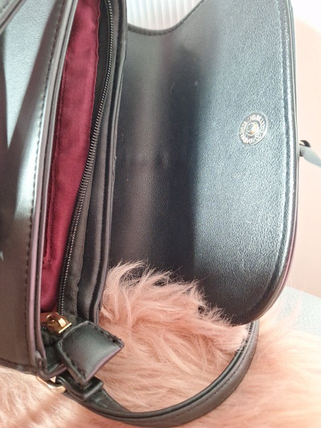 Bolso bandolera negro y dorado