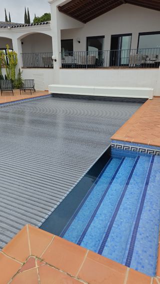 Cubierta de piscina con paneles solare AQUADECKs 