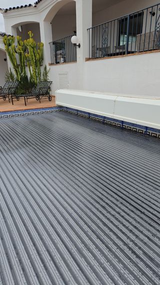 Cubierta de piscina con paneles solare AQUADECKs 