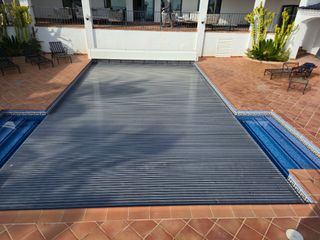 Cubierta de piscina con paneles solare AQUADECKs 
