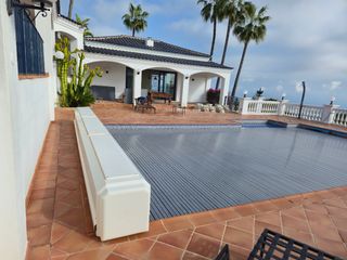 Cubierta de piscina con paneles solare AQUADECKs 