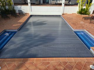 Cubierta de piscina con paneles solare AQUADECKs 