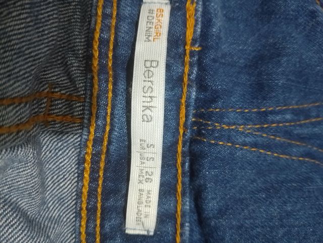 Peto vaquero corto de Bershka