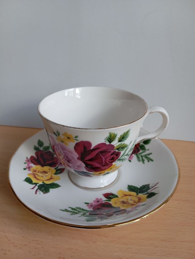 Taza inglesa Queen Anne con su plato.