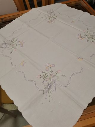 Tovaglia da the ricamata a mano