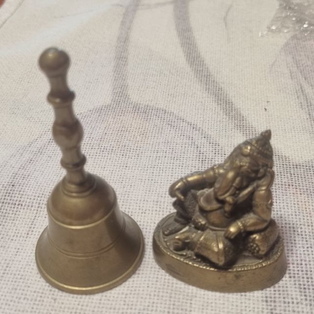 Lote laton campana y ganesha antiguas