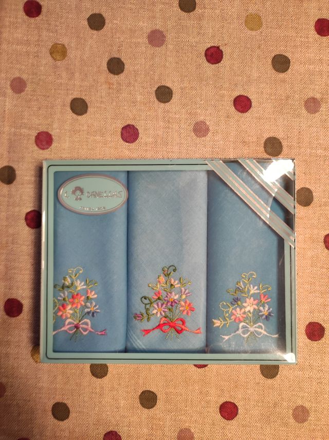 3 pañuelos bordados.