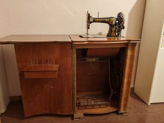 Mueble con máquina de coser Singer