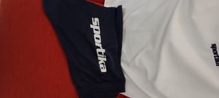 maglia e tre pantaloncini sportivi