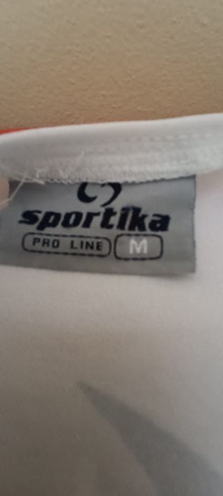 maglia e tre pantaloncini sportivi