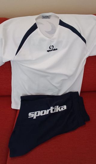 maglia e tre pantaloncini sportivi