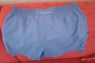 maglia e tre pantaloncini sportivi