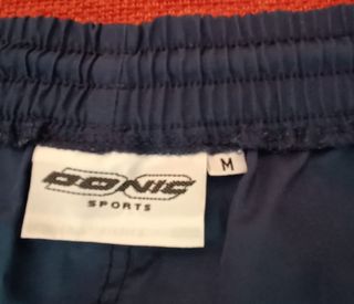 maglia e tre pantaloncini sportivi