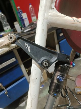 Basculante superior de suspensión bici