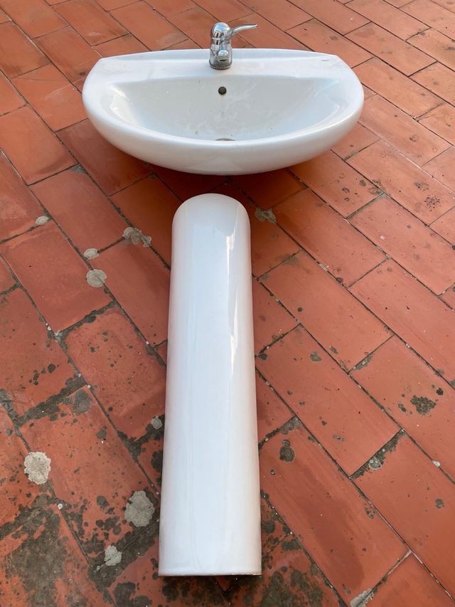 Lavabo de pie con grifo