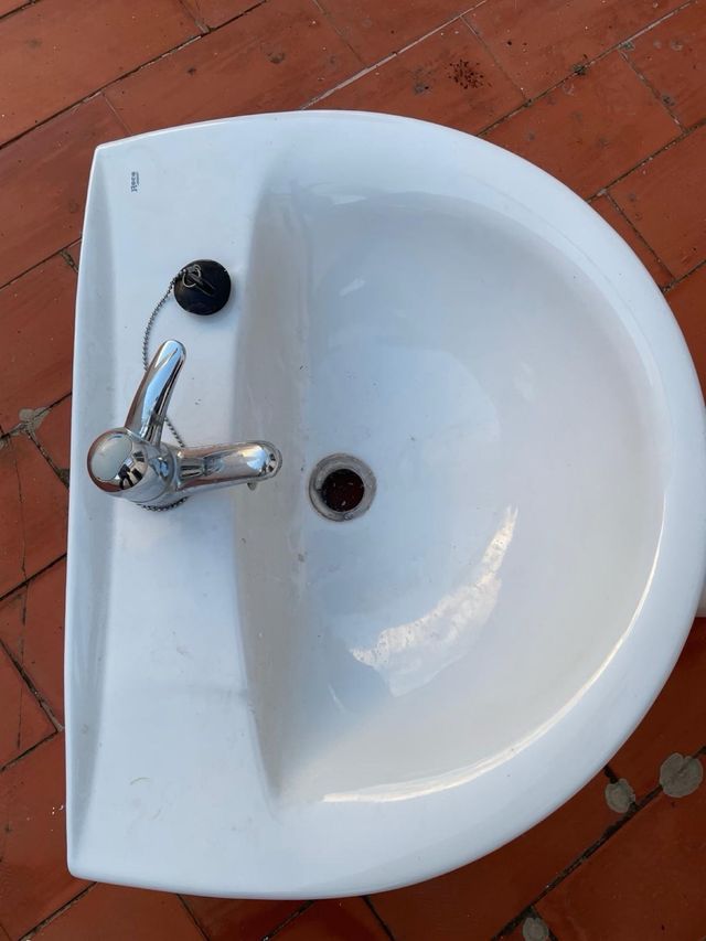 Lavabo de pie con grifo