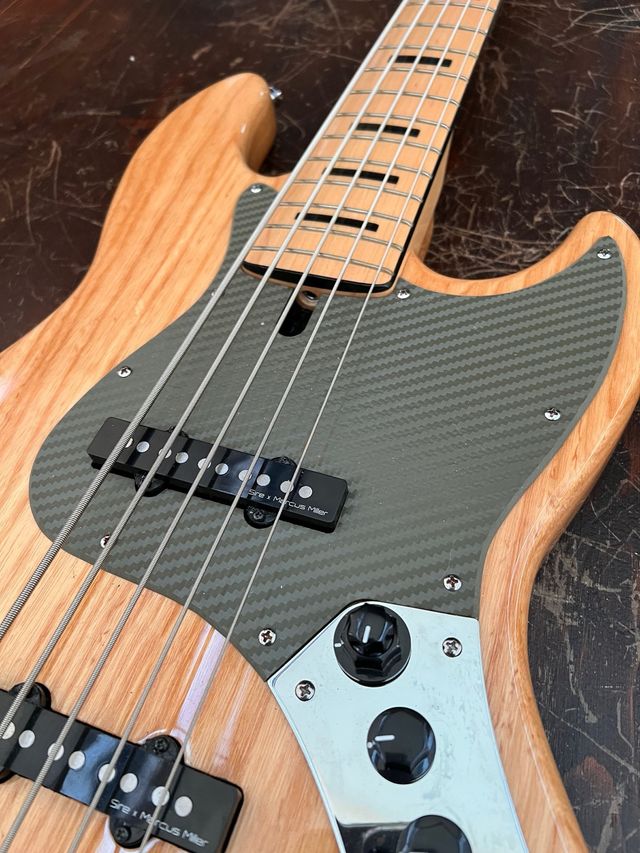 Pickguard marcus miller serie V carbono fender 4 5