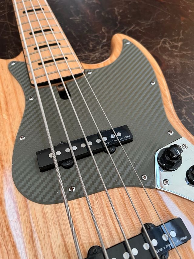 Pickguard marcus miller serie V carbono fender 4 5