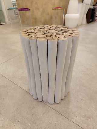 Mesa auxiliar redonda de madera blanca