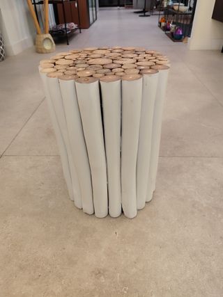 Mesa auxiliar redonda de madera blanca