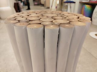 Mesa auxiliar redonda de madera blanca