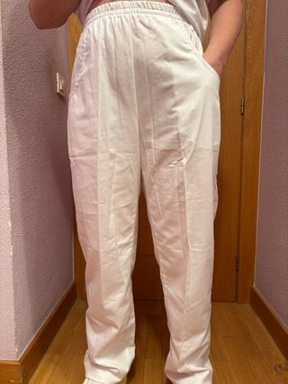 Tres uniformes sanitarios blancos mujet