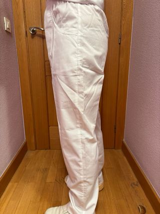 Tres uniformes sanitarios blancos mujet