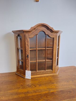 Mobile rustico in rovere  . Vetrina. - .