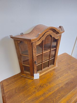 Mobile rustico in rovere  . Vetrina. - .