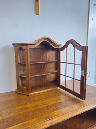 Mobile rustico in rovere  . Vetrina. - .