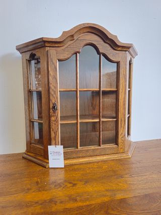 Mobile rustico in rovere  . Vetrina. - .