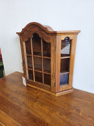 Mobile rustico in rovere  . Vetrina. - .