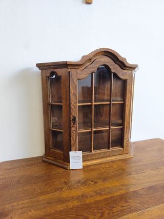 Mobile rustico in rovere  . Vetrina. - .