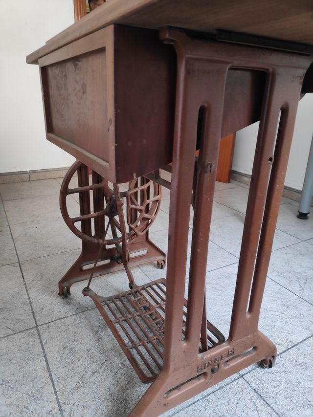 Mesa Singer para máquina de coser antigua