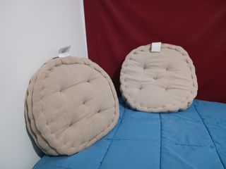 Due cuscini rotondi