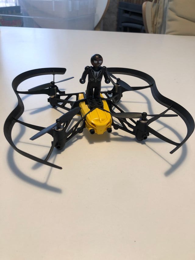 Dron Parrot minidron Travis 4 motores control app