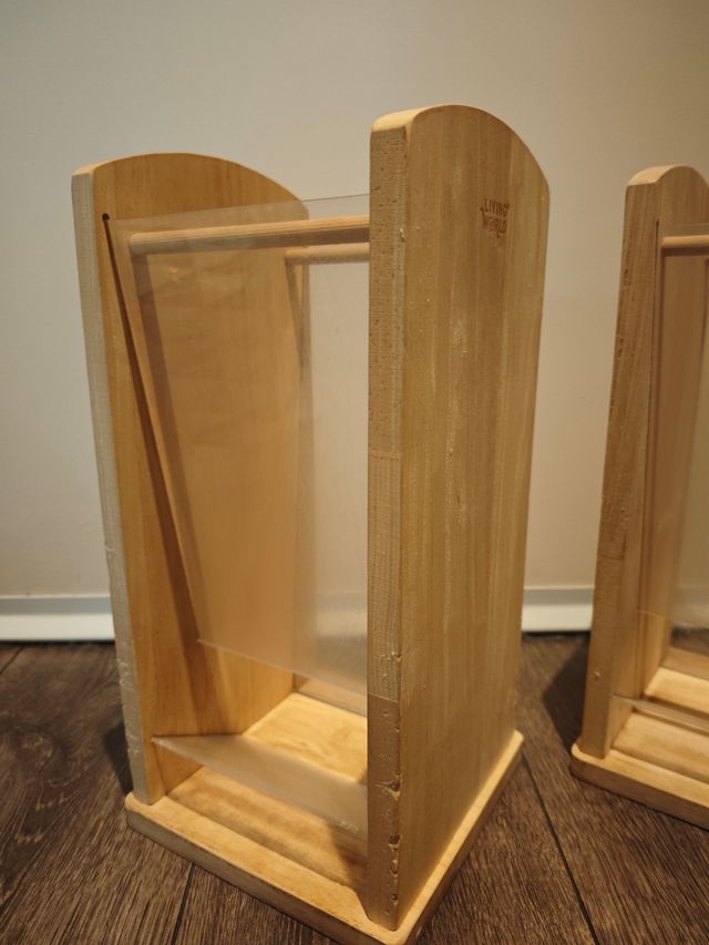 Dos comederos de conejo madera y metacrilato