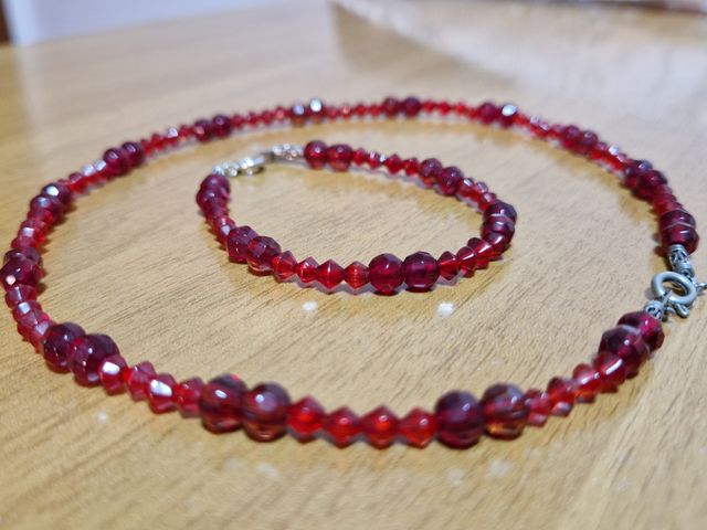 Collar y pulsera rojas