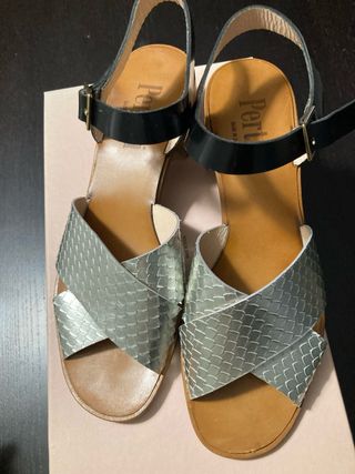 Sandalia de cuero Pertini.