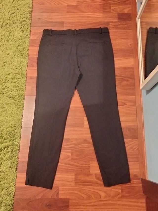 Pantalón negro de pinzas de Zara