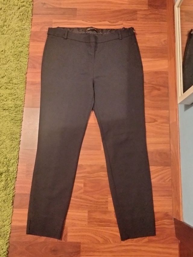 Pantalón negro de pinzas de Zara