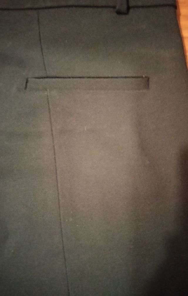 Pantalón negro de pinzas de Zara