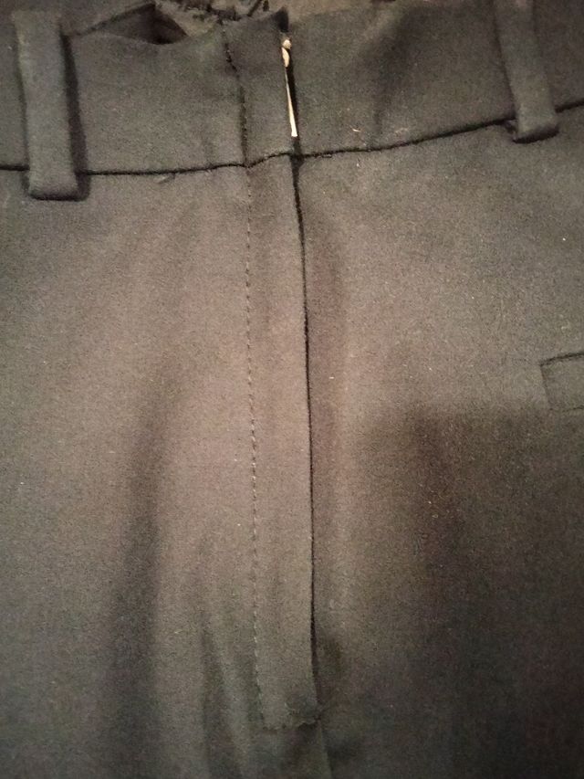 Pantalón negro de pinzas de Zara