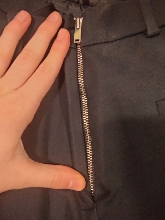 Pantalón negro de pinzas de Zara